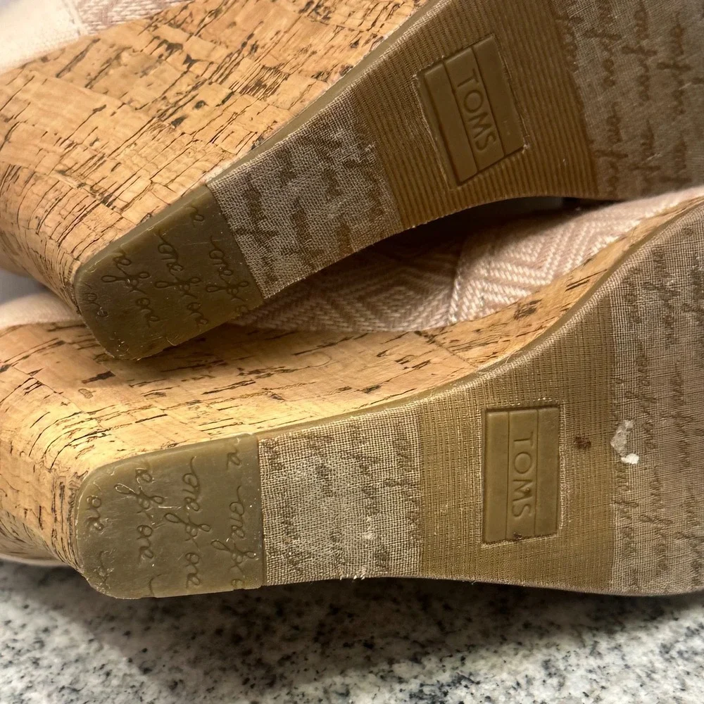 TOMS Women's Beige Geometric Pattern Peep Toe Wedge Shoes Size 8.5 Neutral Cream